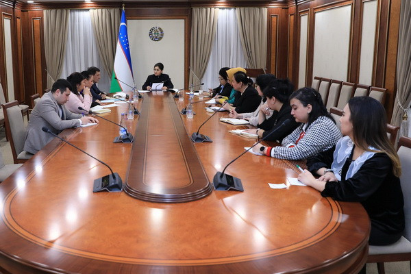 A roundtable on increasing the political activity of women takes in Tashkent