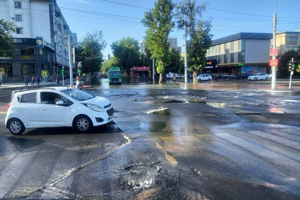 Streets flooded in Yunusabad district due to water pipe accident