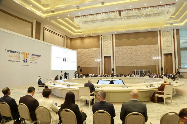 Experts discuss strategies for ensuring stability and growth in managing global economic changes