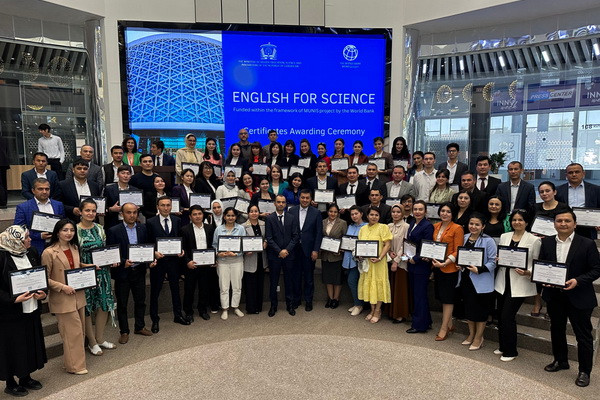 “English for Science” академик инглиз тилини бепул ўқитиш лойиҳасининг навбатдаги битирувчилари тақдирланди