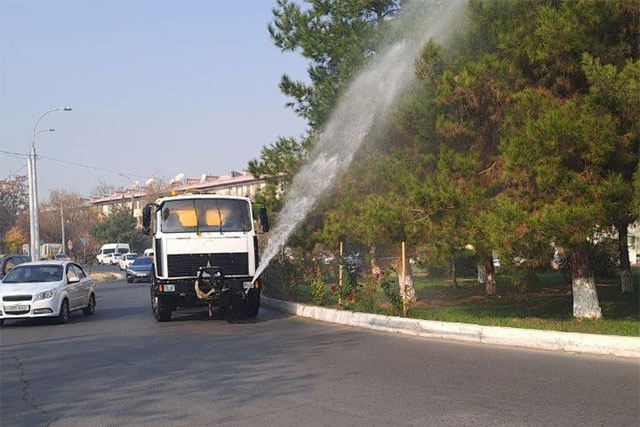Ташкент начал полив улиц и зелёных зон для снижения пыли