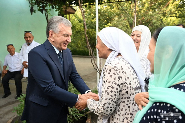 Uzbek President talks with residents of mahalla in Ferghana region
