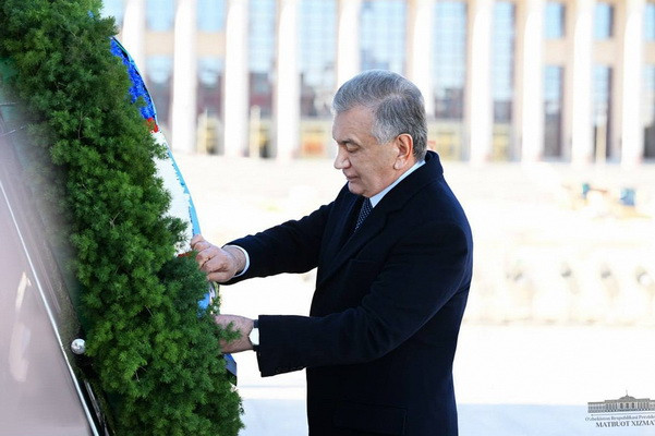 Президент Узбекистана почтил память народных героев Китая
