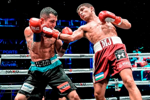 Муроджон Ахмадалиев завоевал первый в карьере пояс чемпиона