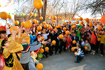 GM Operations передала мячи домам милосердия Гулистана и Хивы