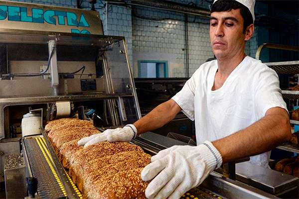 Депутат от УзЛиДеП оказал содействие пахтакорскому предпринимателю открыть магазин хлебной продукции