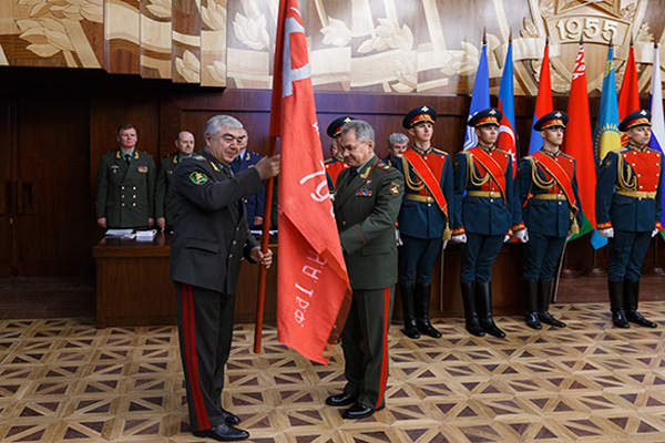 Shoygu hands over copy of Victory Flag to Uzbek Defense Minister