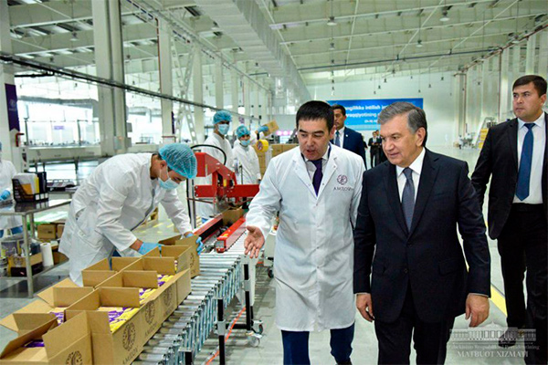 Президент Шавкат Мирзиёев посетил фабрику кондитерских изделий «Амилов»