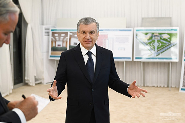 Президент ознакомился с презентацией проектов, которые намечено реализовать в Хорезмской области