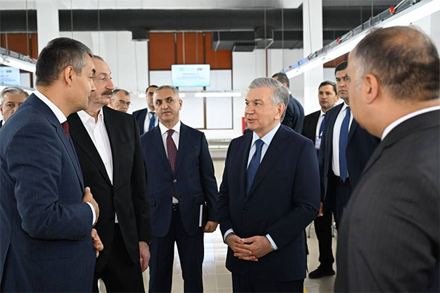 O‘zbekiston va Ozarbayjon Prezidentlari tikuvchilik fabrikasini borib ko‘rdilar