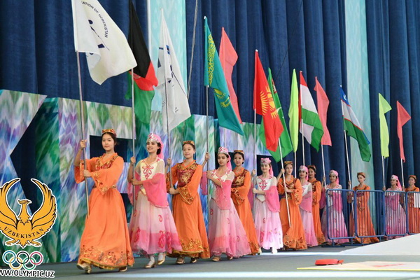 В Ташкенте стартовал дебютный чемпионат по фехтованию