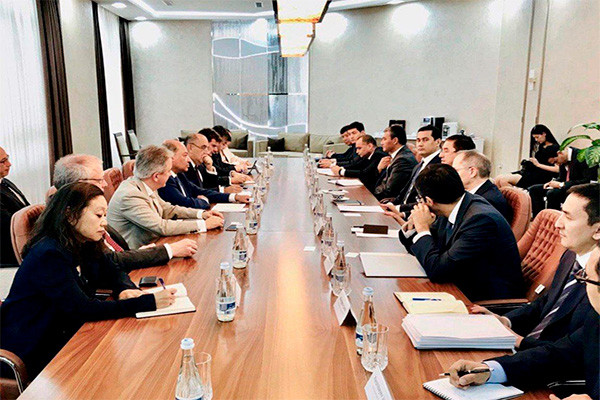 Министр инвестиций и внешней торговли провел переговоры с Президентом ЕБРР