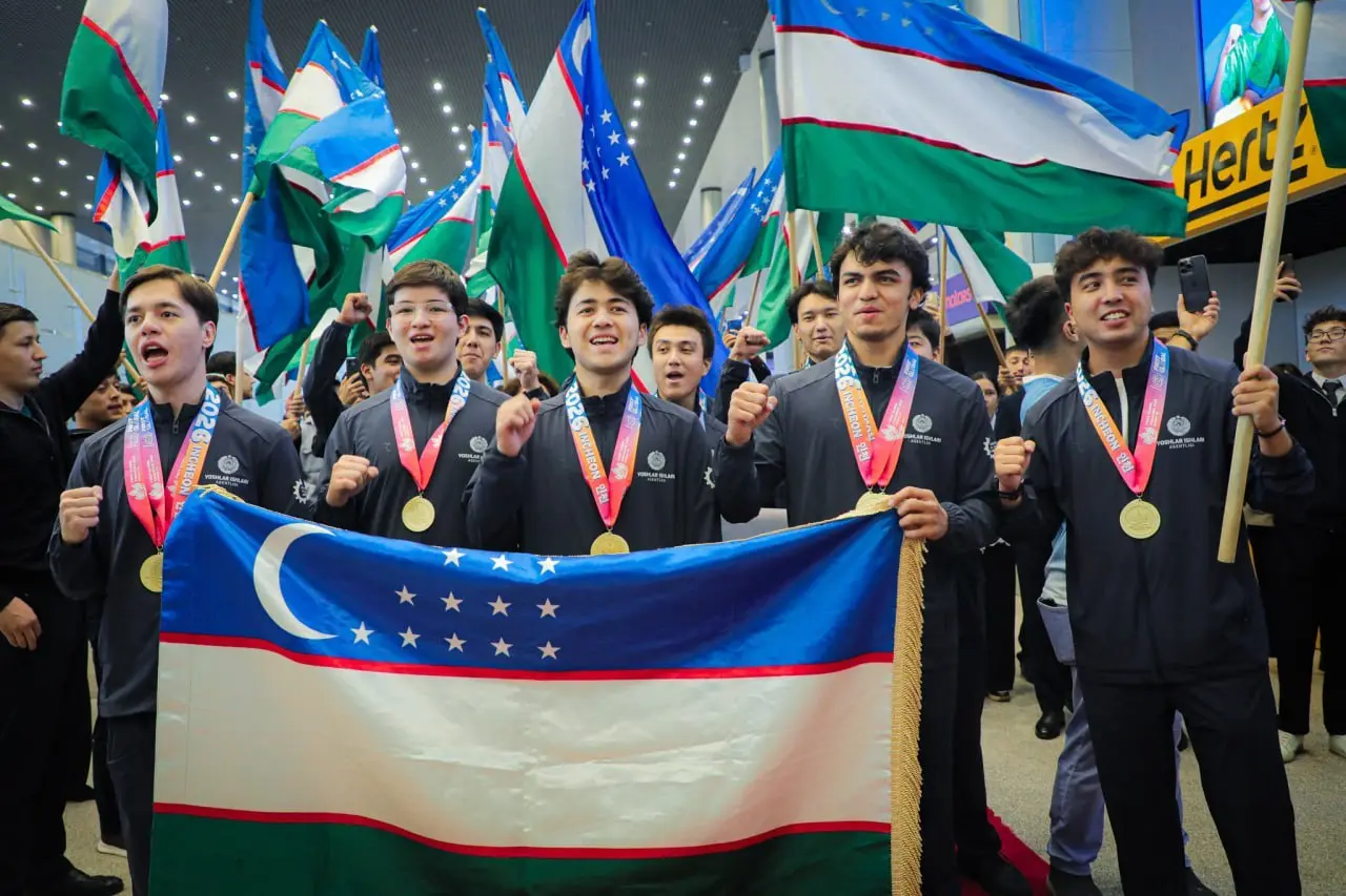 Uzbekistan’s president honours world champion robotics team — UzDaily.uz