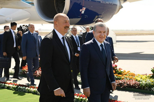 Presidents of Uzbekistan, Azerbaijan arrive in Khorezm