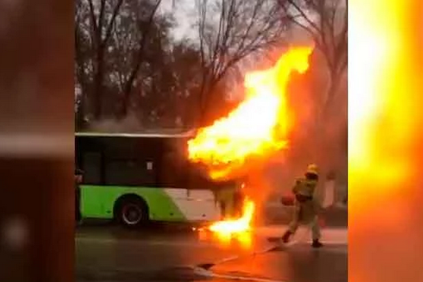 В двух автобусах Mercedes Benz произошло возгорание
