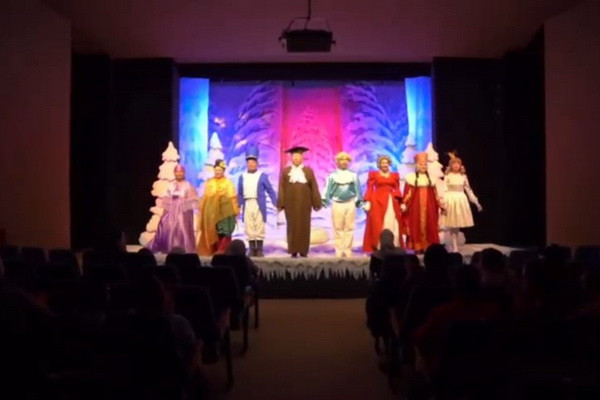 Behind the screen of the puppet world: the magic of the theater for children and adults
