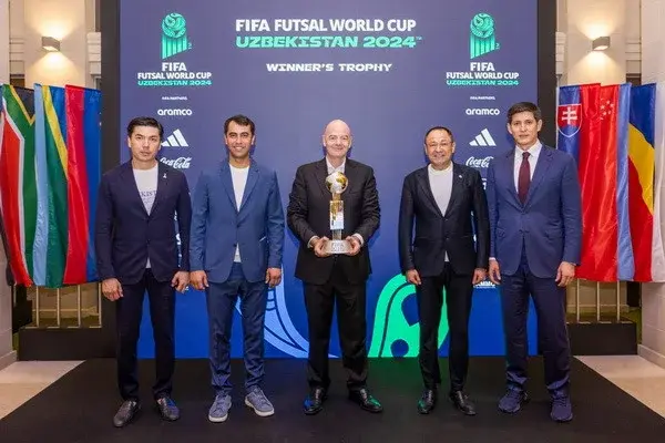 Узбекистану передали Кубок Чемпионата мира по футзалу