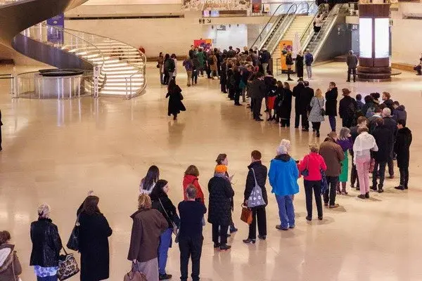 A huge line lined up for the exhibition of Uzbekistan in the Louvre