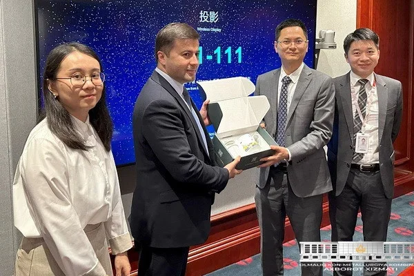 Специалисты АГМК посетили компанию «Huawei» в КНР