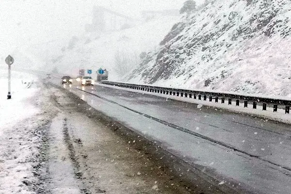 At the Kamchik pass, rescuers of the Ministry of Emergency Situations assisted a driver who got into an accident