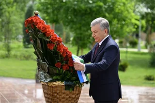 Mirziyoyev Gʻalaba bogʻida qahramonlar xotirasini yod etdi