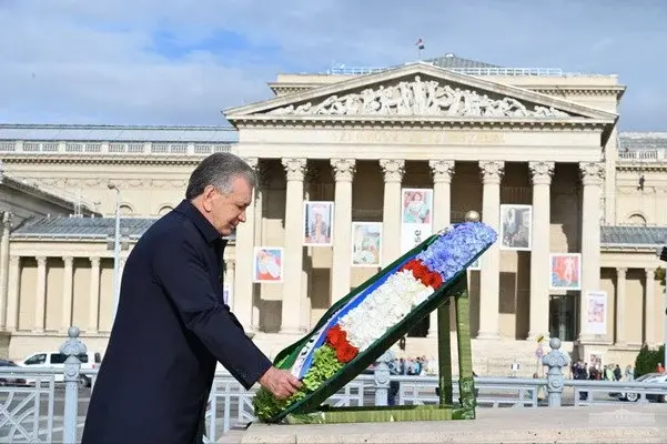 President of Uzbekistan honores the memory of the Hungarian heroes