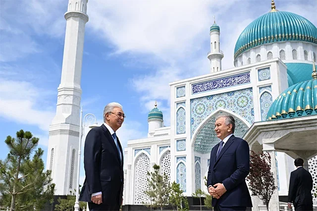 Oʻzbekiston va Qozogʻiston Prezidentlari Turkistondagi yangi masjid bilan tanishdilar