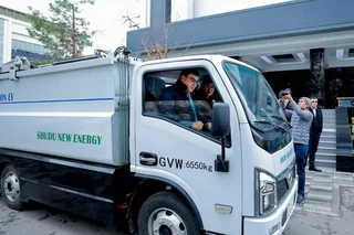 В Узбекистан доставлен первый электромобиль для перевозки отходов