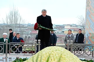 Алмазбек Атамбоев Ислом Каримов қабрини зиёрат қилди