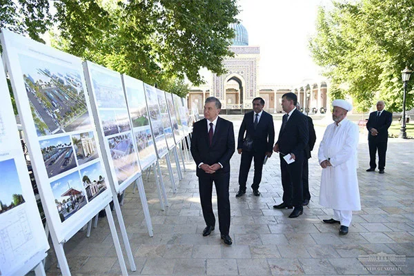 Shavkat Mirziyoyev visits Imam Bukhari Mausoleum