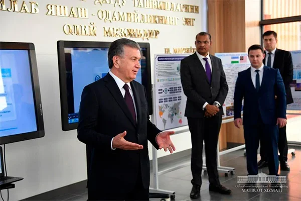 Uzbek President pays visit to textile enterprise in Shavat district