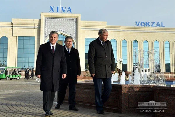 Шавкат Мирзиеёв посетил новый вокзал в Хиве