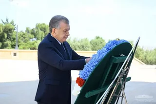 Ўзбекистон етакчиси Озарбайжон қаҳрамонлари хотирасига ҳурмат бажо келтирди