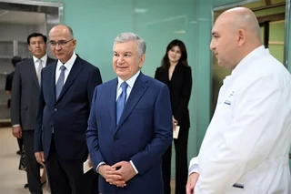 Мирзиёев посетил новый многопрофильный медцентр в Сергели