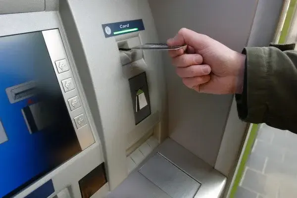 Представители Центрального банка напомнили узбекистанцам, что делать если банкомат не возвращает карту