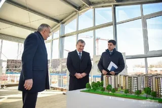 Президент Узбекистана ознакомился ходом строительства девятиэтажных домов