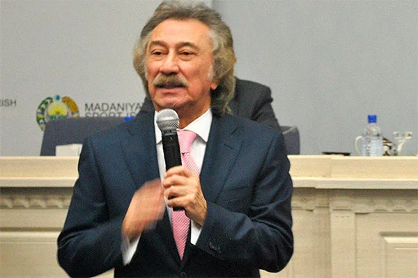 Алмазбек Атамбаев наградил Фарруха Закирова орденом «Достук»