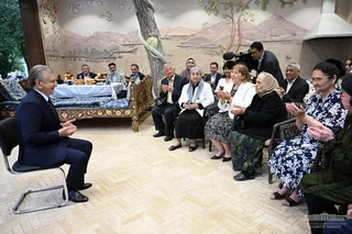 Президент маҳалла одамлари билан самимий суҳбатлашди