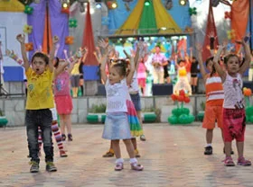 Kids dancing with “Aladdin”