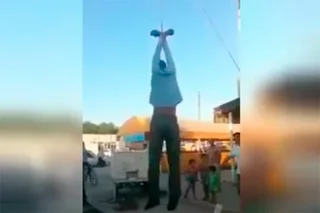 На мужчину, повесившего юношу за руки в Каракалпакстане, завели уголовное дело