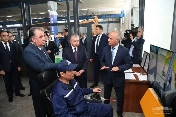 Presidents of Uzbekistan and Tajikistan visit the excavator plant in Urgench