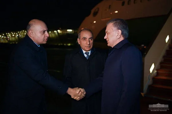 Президент Узбекистана прибыл в Баку
