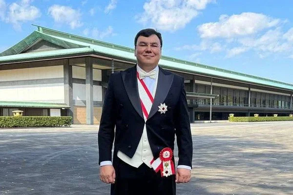 The Emperor of Japan awards a member of the Government of Uzbekistan with the Order of the highest degree
