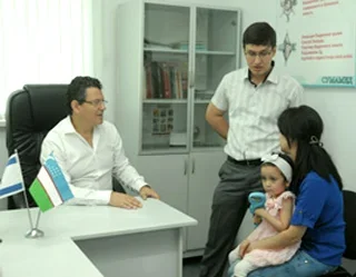 Israeli doctors examine women in Tashkent