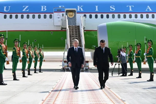 Ўзбекистон Президенти Туркманистонга келди