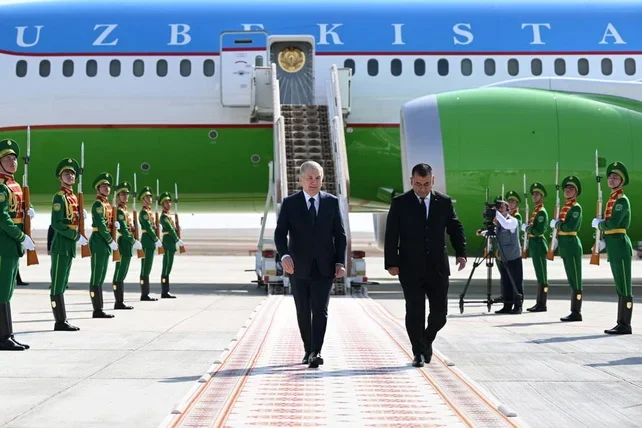 Президент Узбекистана прибыл в Туркменистан для участия в трёхсторонней встрече