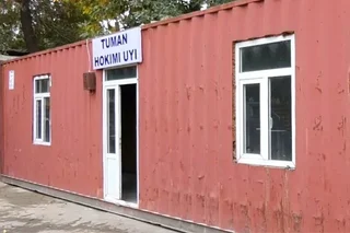 Хоким Нарынского района переселился в контейнерный дом по поручению президента