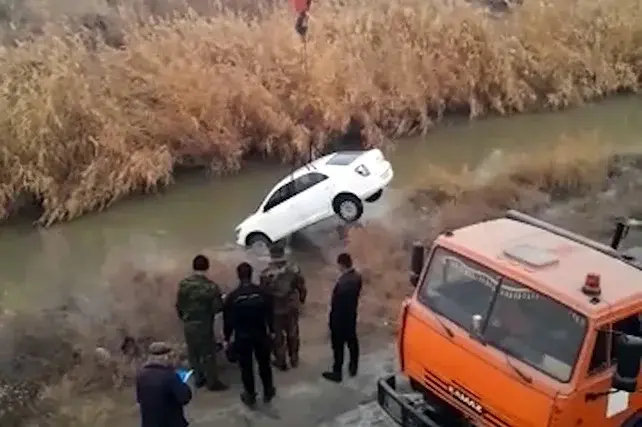 MES Rescuers Retrieve Car from Drainage Canal in Syrdarya Region