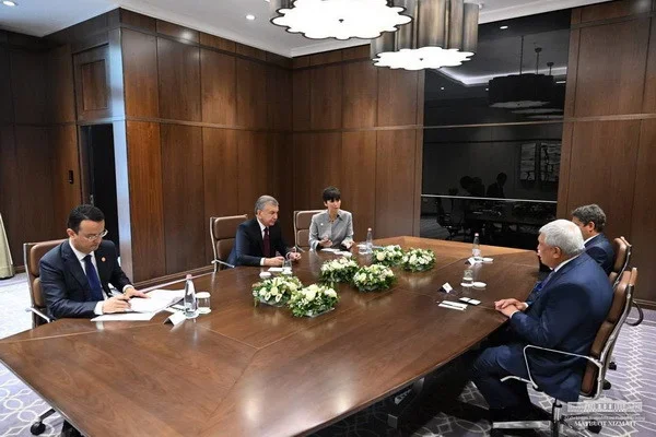 President of Uzbekistan meets with heads of foreign delegations