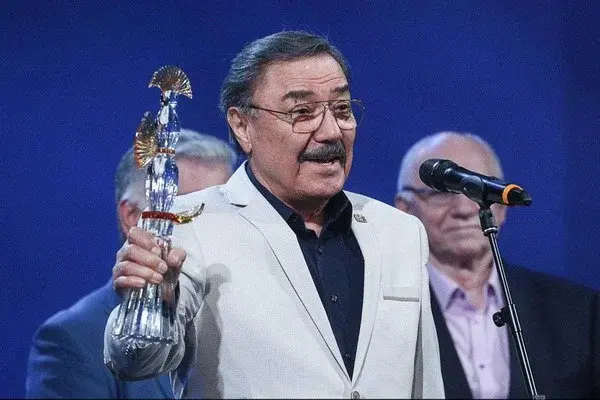 Театральную премию «Хрустальный Турандот» вручили мастеру Ташкентского ВГИК Рустаму Сагдуллаеву